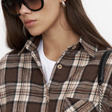 Blusa de cuadros con cuello y bolsillos, manga larga.