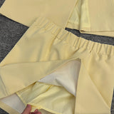 Conjunto de dos piezas: blazer holgado y falda de cintura alta.