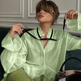 Blusa elegante y sexy con mangas acampanadas transparentes.