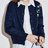 Blusa vintage de punto bordada con flores, estilo blusa floral.