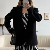 Un blazer ajustado, de botonadura sencilla y hombros regulares.