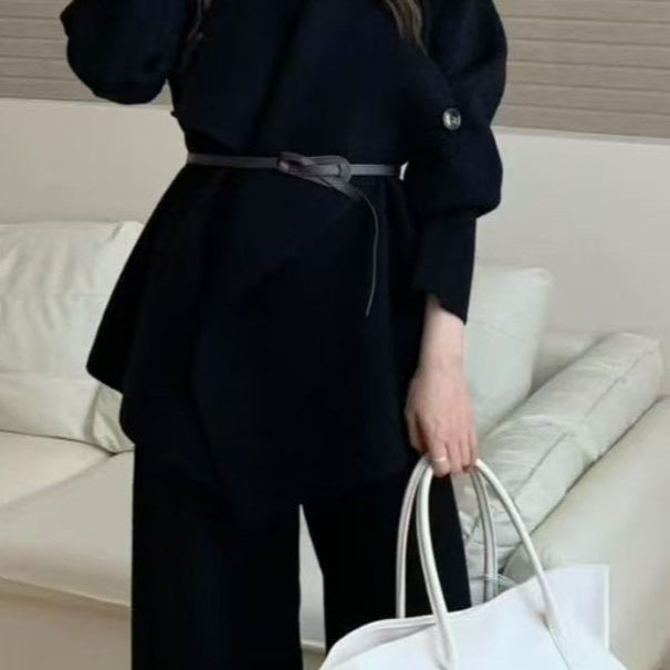 Conjunto de dos piezas: abrigo holgado con cuello amplio y pantalón ancho.