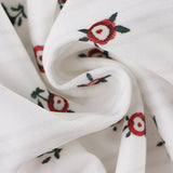 Conjunto de dos piezas: top floral sin mangas y minifalda de cintura baja.