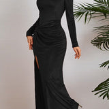 Elegante vestido de noche de terciopelo fruncido con mangas largas y abertura en la cintura.