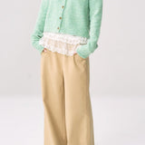 Chaleco verde con mangas remangadas