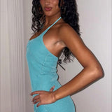 Vestido sexy brillante ajustado con cuello halter y abertura.