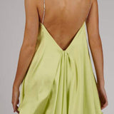 Vestido de noche sexy con detalle de cadena y espalda abierta pronunciada.