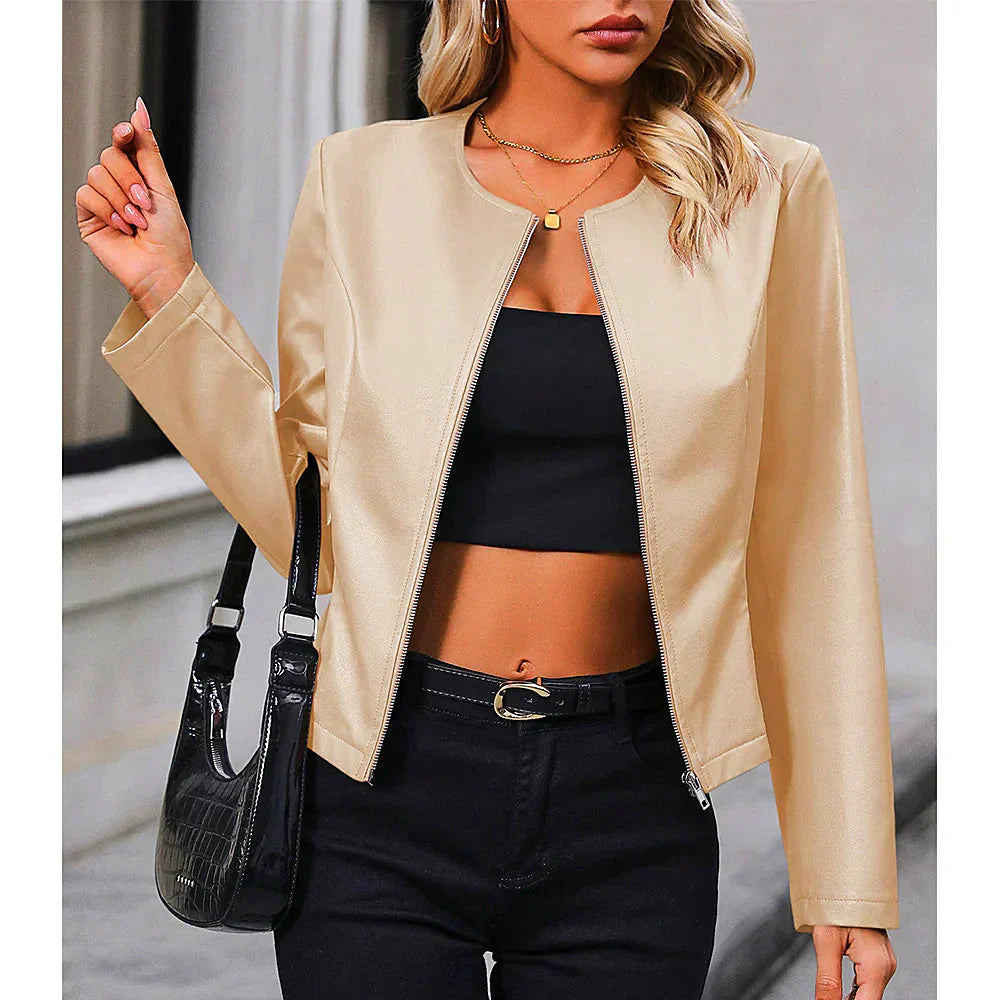 Chaqueta biker para mujer – Corte entallado – Acabado en piel suave – Diseño minimalista corto