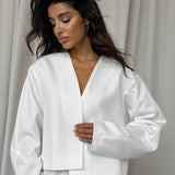 Conjunto de dos piezas: cárdigan liso con cuello en V y pernera cónica.