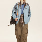 Chaqueta reversible con cuello alto y bloques de color.