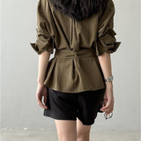 Blusa vintage de manga larga y cintura entallada, con cinturón.
