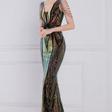 Vestido de noche sirena con lentejuelas y cuentas florales.