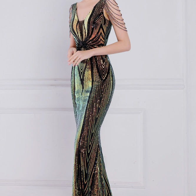 Vestido de noche sirena con lentejuelas y cuentas florales.