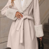 Gabardina de longitud media con cuello de piel y cinturón