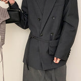 Blazer con cinturón estilo viajero