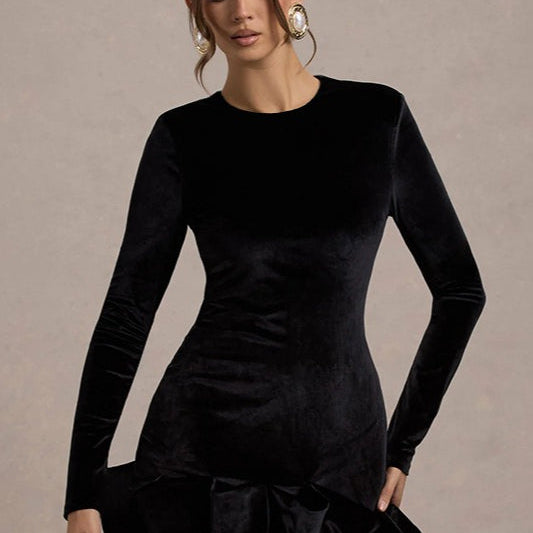 Lujoso minivestido de terciopelo con cuello redondo plisado y mangas largas.