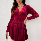 Vestido corto entallado de terciopelo con manga larga y escote en pico, abotonado.