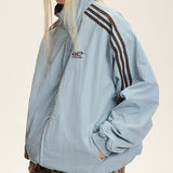 Chaqueta reversible con cuello alto y bloques de color.