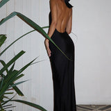 Vestido de noche largo con espalda abierta, escote en pico y halter, y abertura.