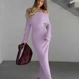 Elegante vestido largo de punto con diseño de hombros descubiertos y cintura ajustada.