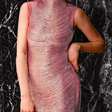 Vestido de noche rosa con flecos y vendajes