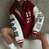 Elegante abrigo de sherpa con bloques de color y solapas con letras