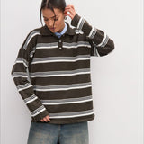 Blusa de rayas con mangas largas y cuello casual.