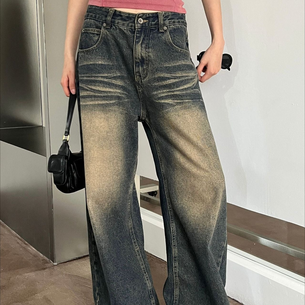 Vaqueros vintage de mezclilla descolorida con piernas anchas