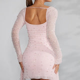Vestido de noche ajustado con lentejuelas y cuentas, escote cuadrado y manga larga.
