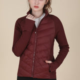 Chaqueta ligera, ajustada y de cuello alto, resistente al viento y deportiva.
