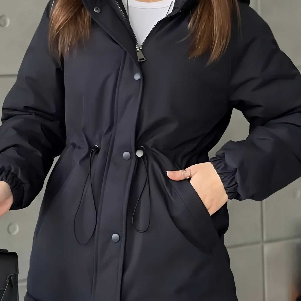 Chaqueta deportiva de ocio y exterior con cintura ajustable con cordón, ideal para montañismo y actividades al aire libre.