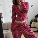 Conjunto romántico de dos piezas con rayas minimalistas.