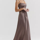 Elegante vestido de noche largo con tirantes finos y espalda escotada.
