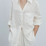 Blusa holgada de lino, estilo minimalista y casual.
