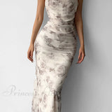 Vestido largo de moda en terciopelo con espalda descubierta y abertura en la espalda.