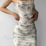 Vestido largo de moda en terciopelo con espalda descubierta y abertura en la espalda.