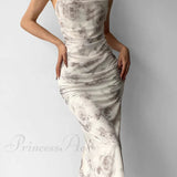 Vestido largo de moda en terciopelo con espalda descubierta y abertura en la espalda.