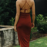 Vestido midi negro de moda con espalda abierta y abertura.