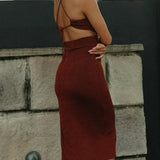 Vestido midi negro de moda con espalda abierta y abertura.