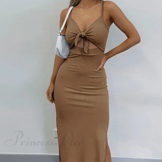 Vestido sin tirantes con abertura, espalda abierta y lazo en la parte delantera.