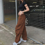 Pantalones cargo de pierna ancha al estilo de los años 2000