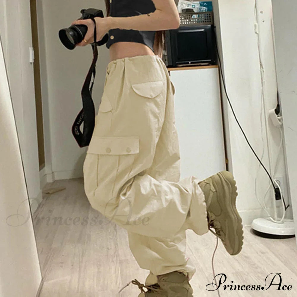 Pantalones cargo de pierna ancha al estilo de los años 2000