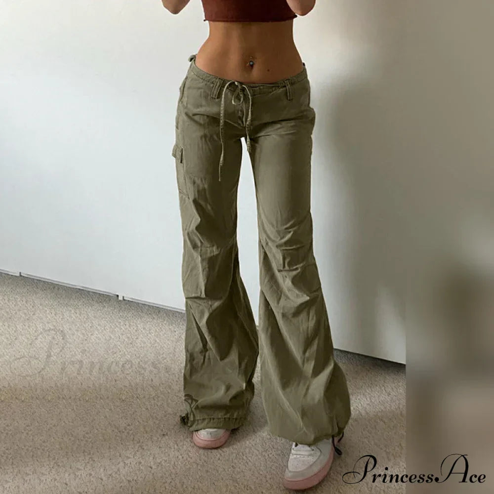 Pantalones cargo de pierna ancha al estilo de los años 2000