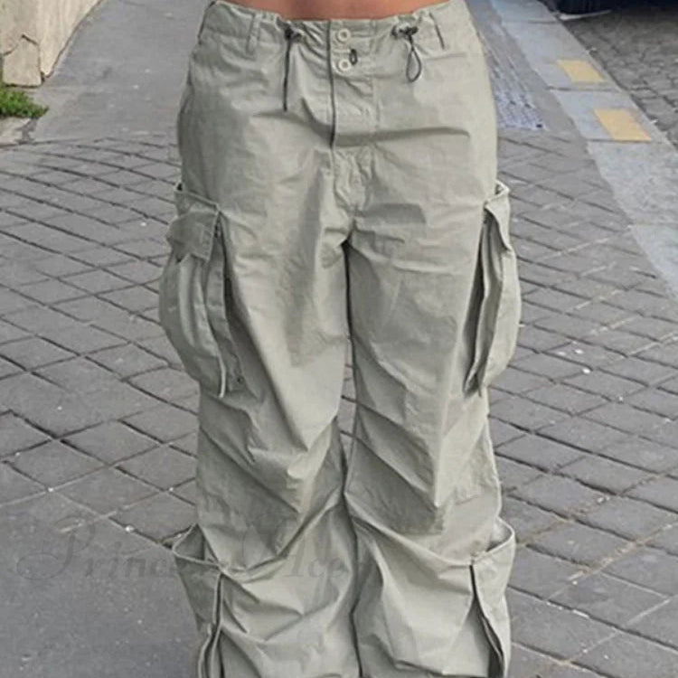 Pantalones cargo de pierna ancha al estilo de los años 2000