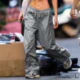 Pantalones cargo de pierna ancha al estilo de los años 2000