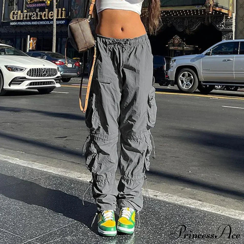 Pantalones cargo de pierna ancha al estilo de los años 2000