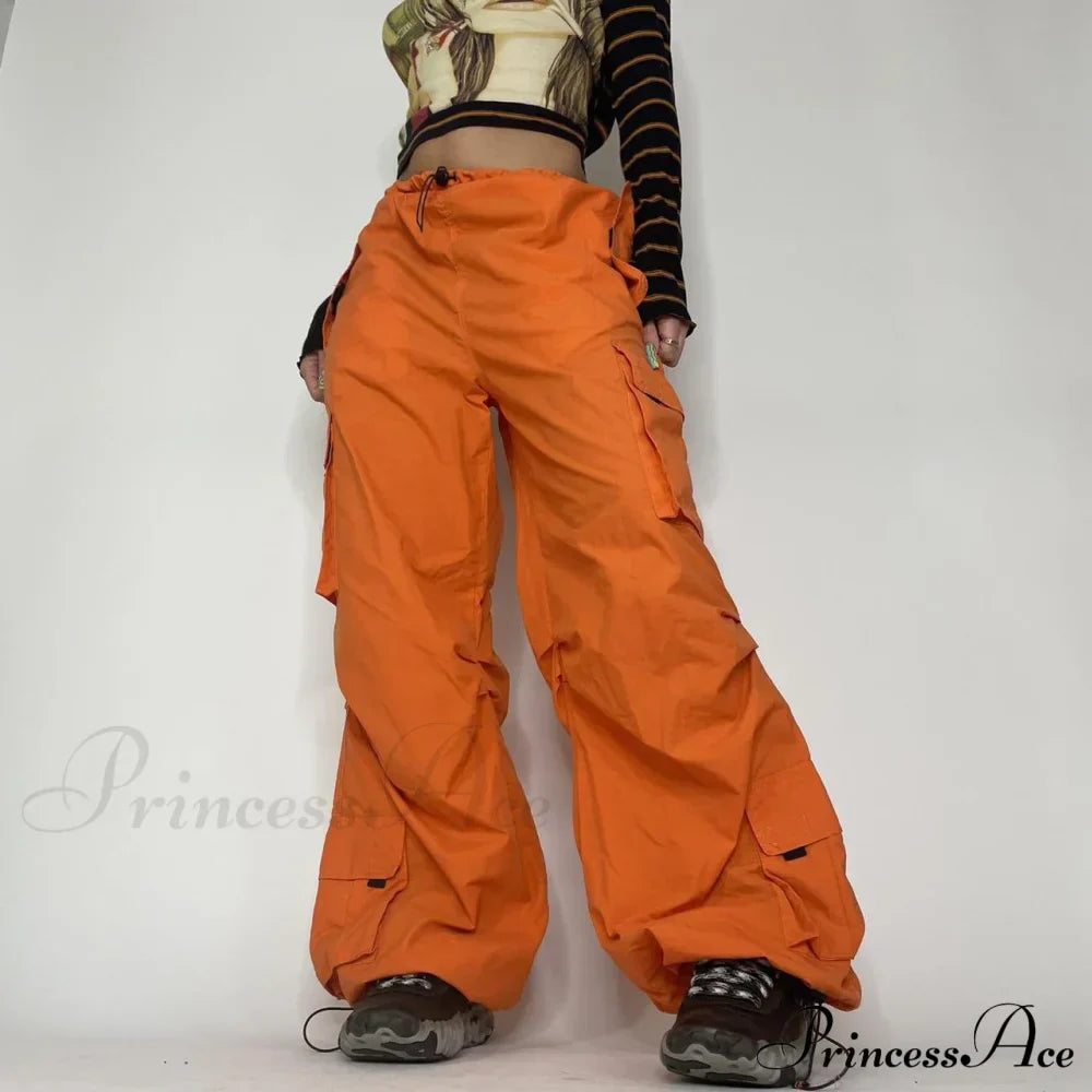 Pantalones cargo de pierna ancha al estilo de los años 2000