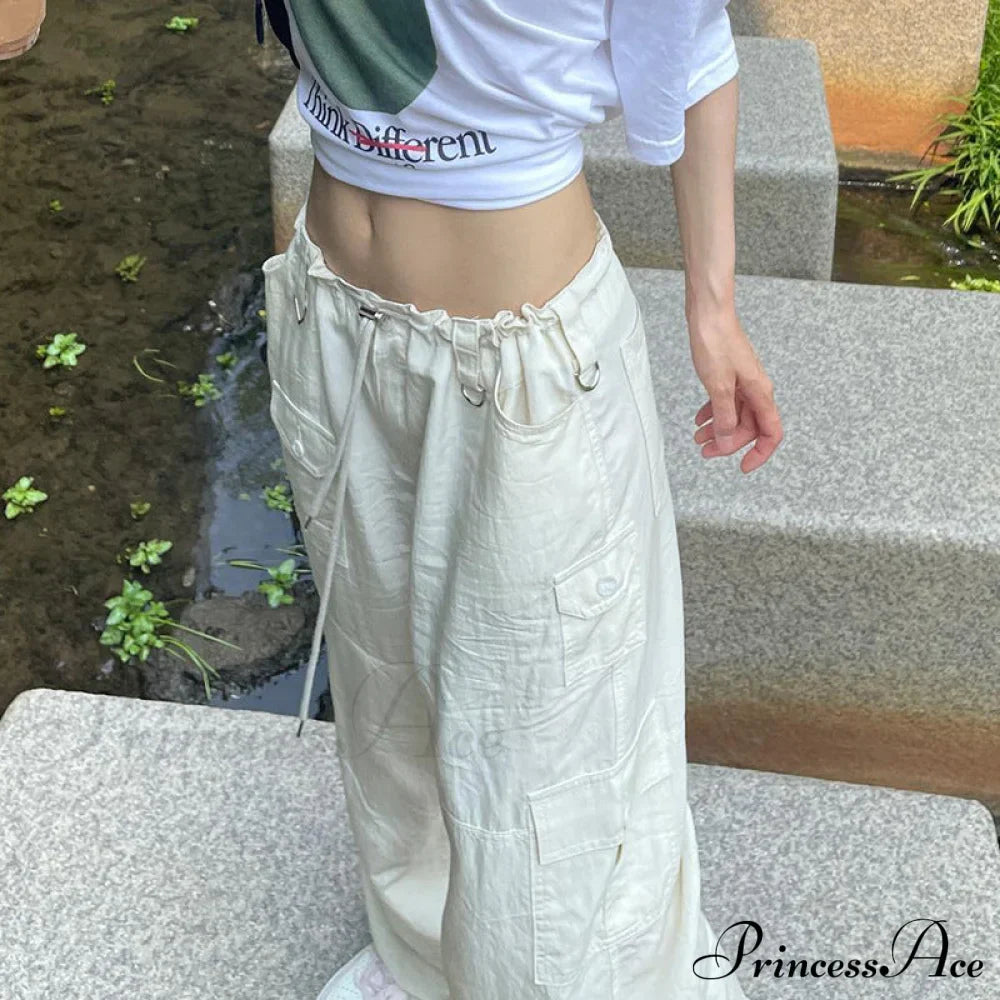 Pantalones cargo de pierna ancha al estilo de los años 2000