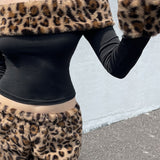 Conjunto de dos piezas de polar con estampado de leopardo y diseño de hombros descubiertos