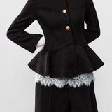 Elegante abrigo de lana negro con pliegues en la cintura.
